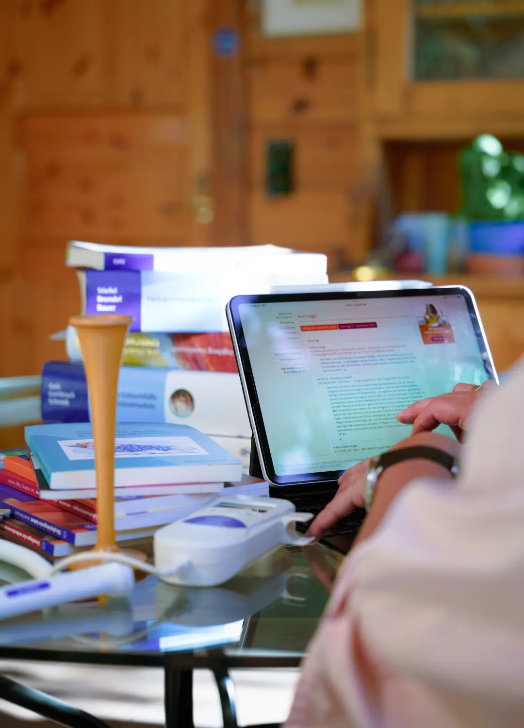 Christiane Schwarz - mit Laptop und Büchern auf dem Tisch