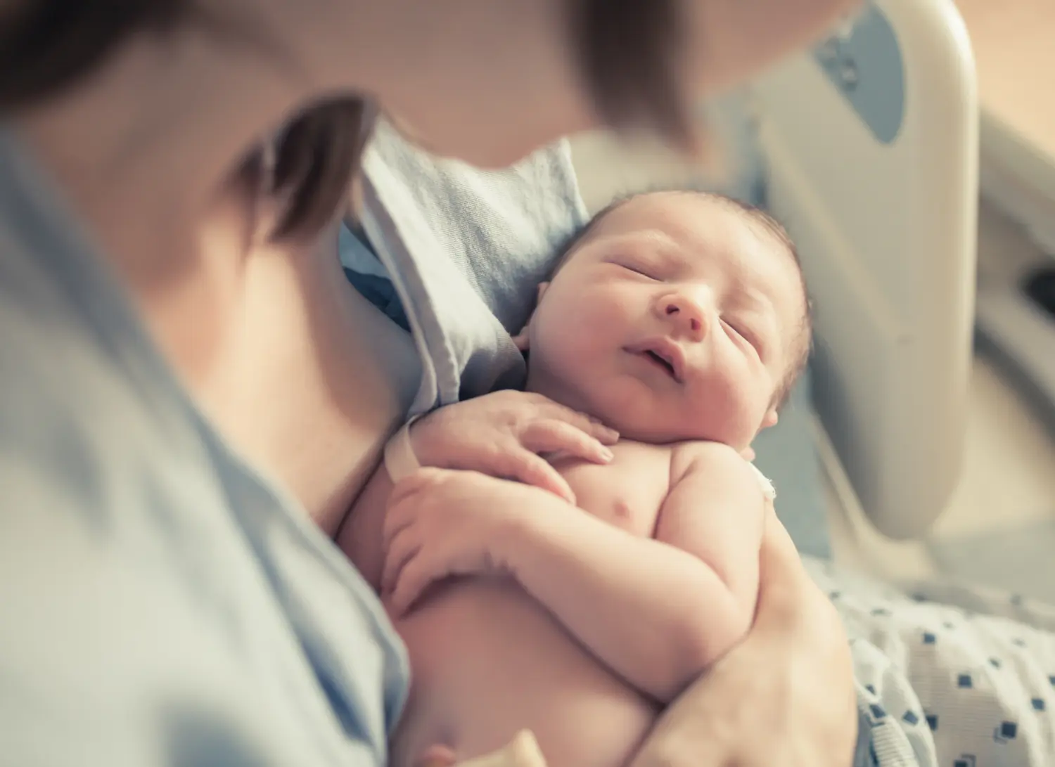 Parenting und neues Leben Konzept. Mutter hält neugeborenes Baby Junge in ihren Armen.