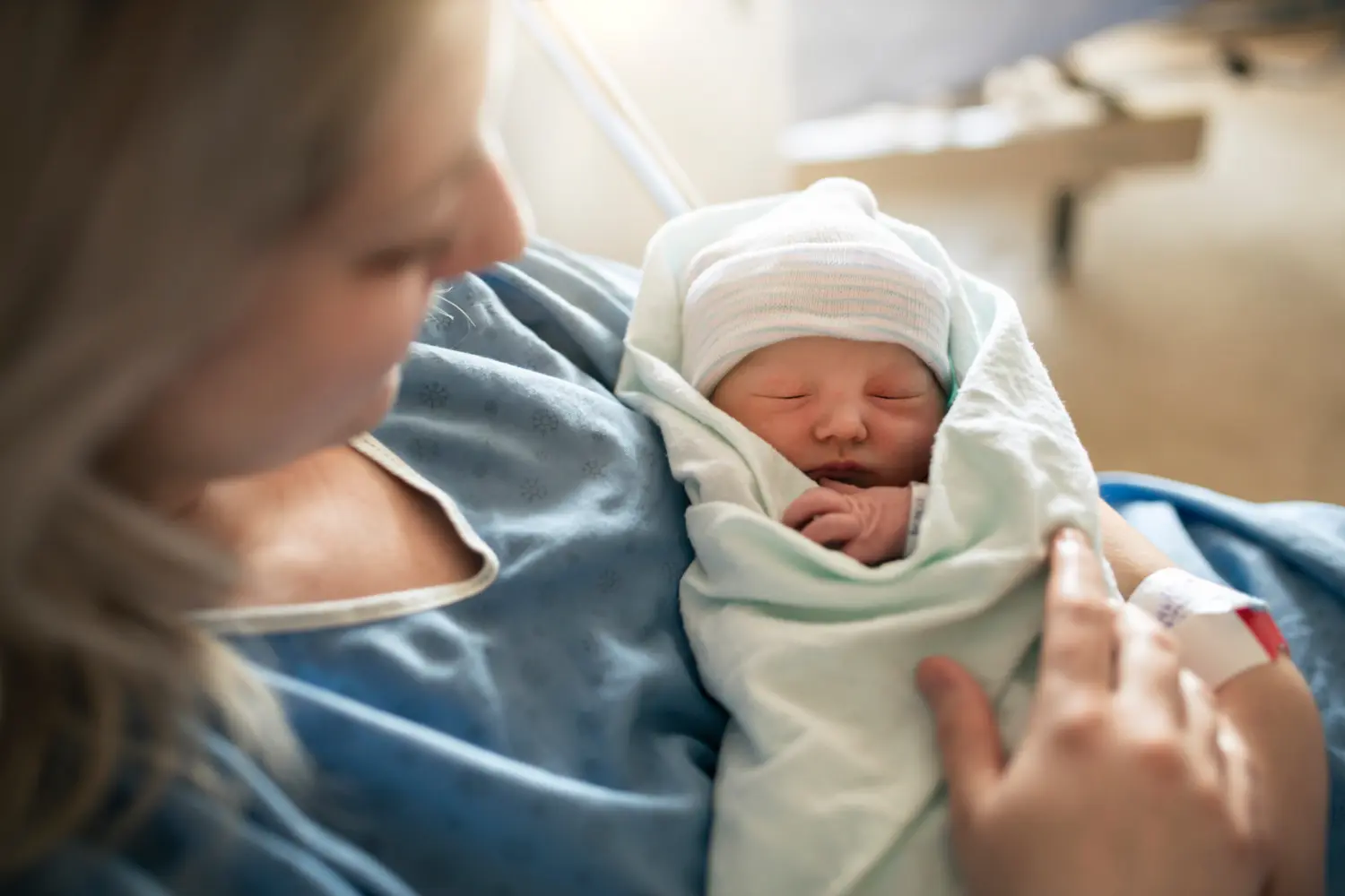 Mutter mit ihrem neugeborenen Baby im Krankenhaus einen Tag nach einer natürlichen Geburt