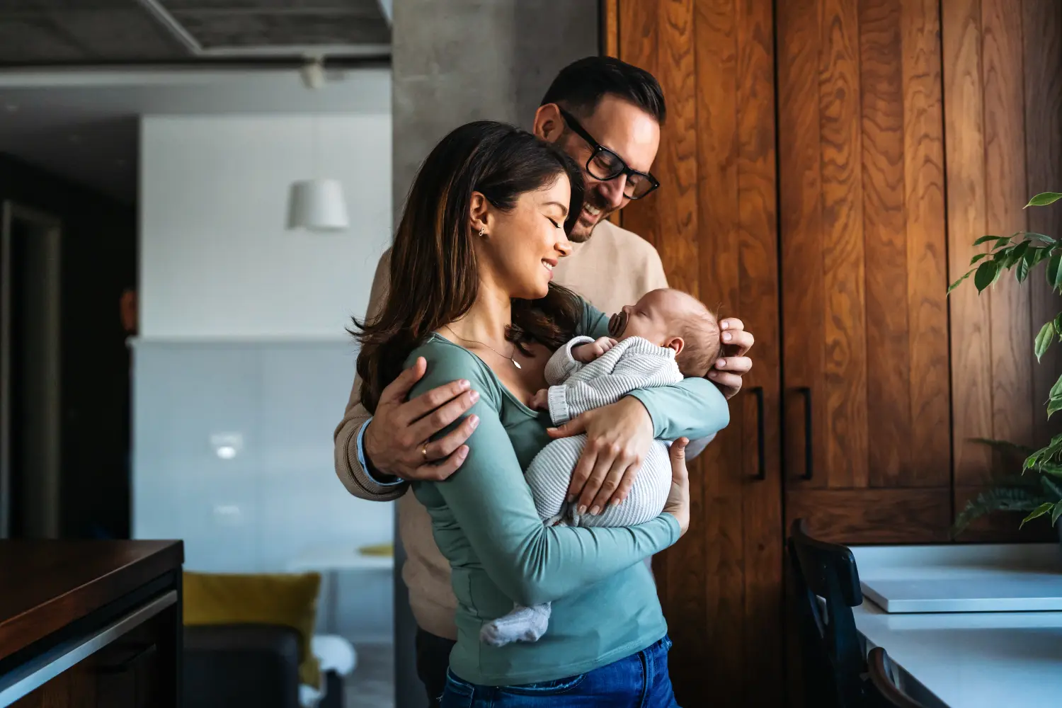 amily, Elternschaft und Menschen Konzept. Glückliche junge Mutter, Vater mit neugeborenem Baby zu Hause